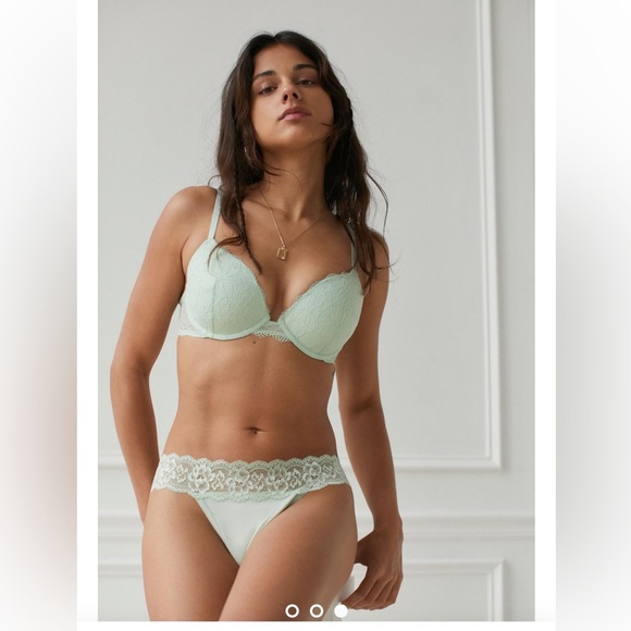 Urban Outfitters Out From Under Rosie Lace Padded Plunge Bra - Picture 8 of 10